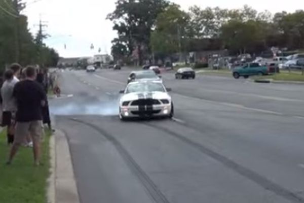 Zabrazdio na trotoar: Ko ti dade volan, moj sinko?! (VIDEO)