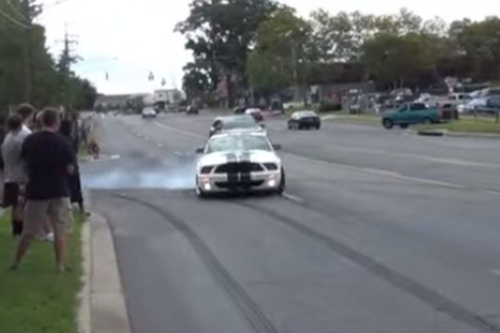 Zabrazdio na trotoar: Ko ti dade volan, moj sinko?! (VIDEO)