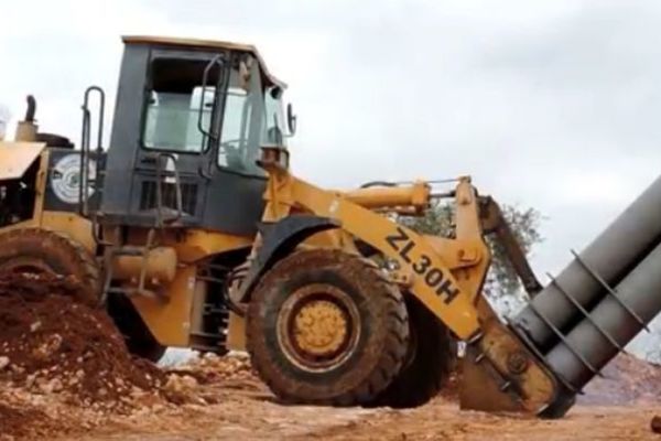 Poslednje čudo tehnike: Bager u Siriji je zapravo top! (VIDEO)