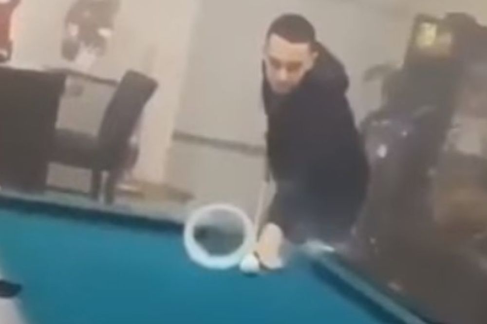 Protrljajte dobro oči! Ovo je najbolje izveden bilijarski trik! (VIDEO)
