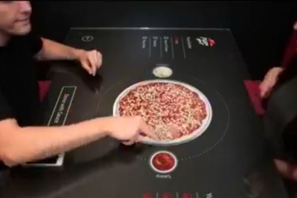 Dodirom po stolu do savršenstva: Kreirajte sami picu iz snova! (VIDEO)