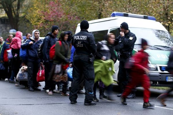 Nemci uzvraćaju: Rulja napala migrante u Kelnu!
