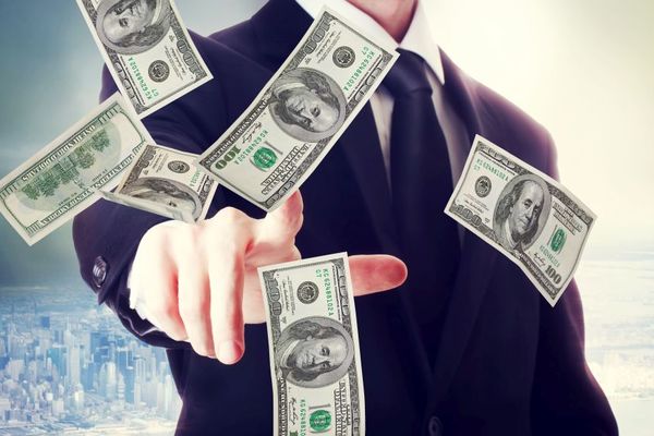 Novac u rukama, glava u torbi: Njima je veliki dobitak na lutriji zauvek izmenio život! (FOTO) (GIF)