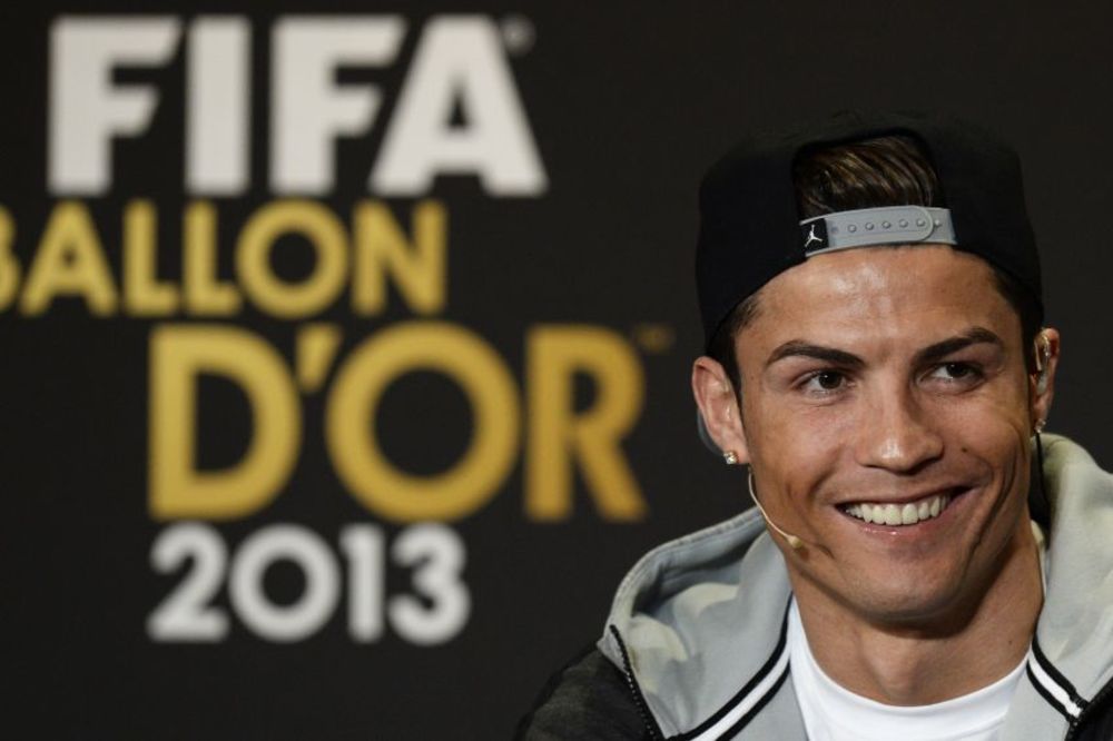 Kao sav normalan svet: Ronaldo javnim prevozom krenuo na dodelu Zlatne lopte! (FOTO)