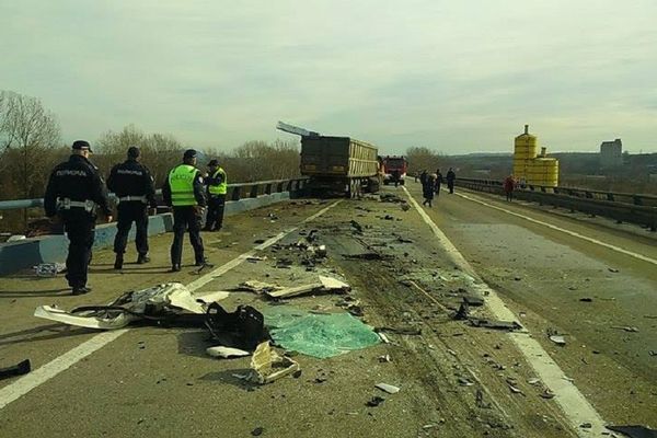 Udes kod Ostružnice: Sudar dva kamiona, od siline udara vozač završio u reci! (VIDEO)