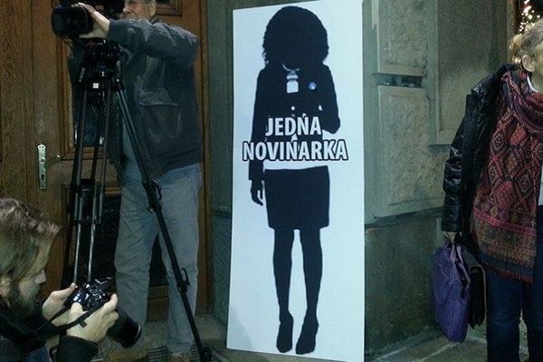 Kesić na protestu novinara: Sine, evo ga deka, on ne kleči! (VIDEO)