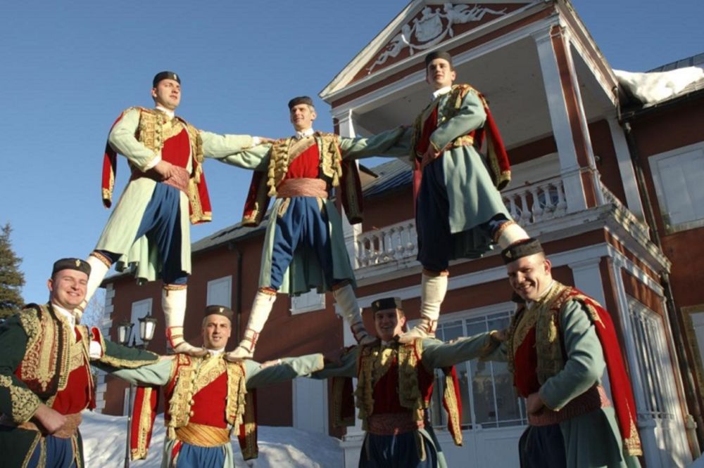 Kako da izdržite sa Crnogorcima? Urnebesni saveti jedne Holanđanke! (FOTO) (GIF)