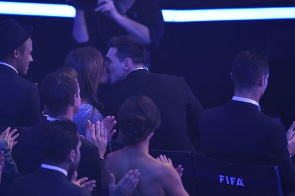 Ronaldo je singl i zato je Lea i Nejmara zabrinuo pogled koji je uputio Mesijevoj ženi! (FOTO)