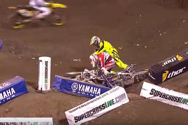 Vozač motokrosa izudarao rivala posle pada, ali je više povredio ruku nego njega! (VIDEO)