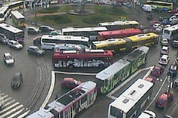 Kolaps u centru Beograda: Sudar tramvaja i dva automobila, troje povređenih!