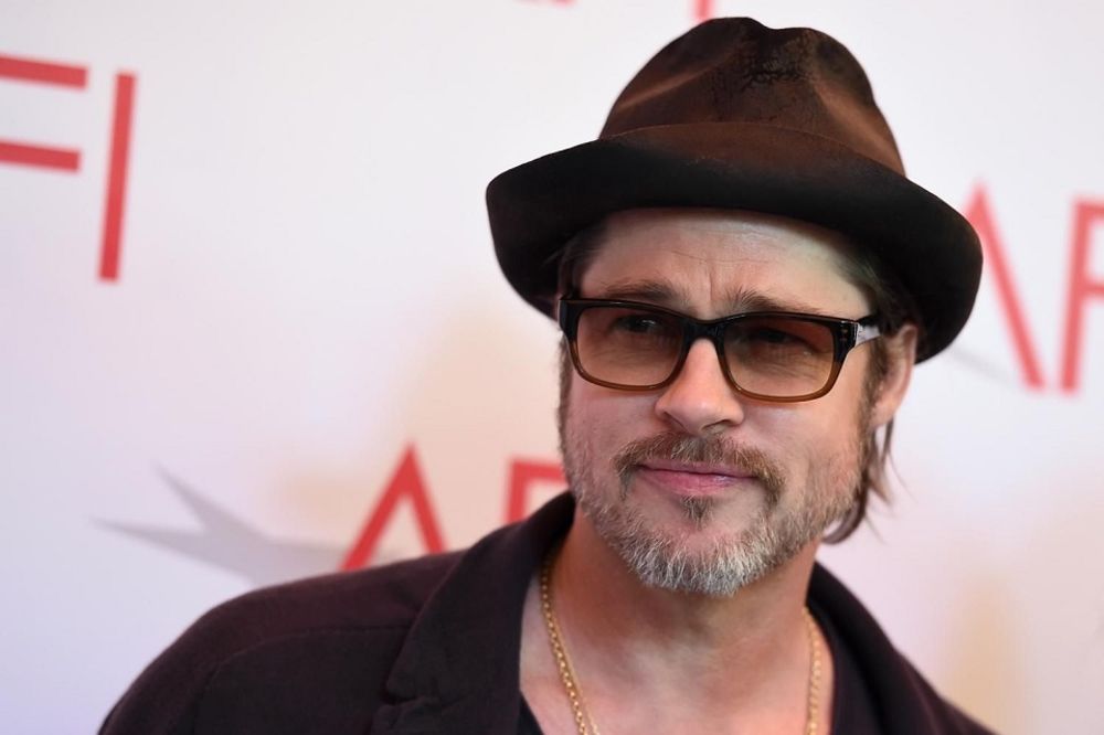 Bred Pit sve šokirao svojim izgledom! Da li je i slavni lepotan bio kod hirurga? (FOTO)