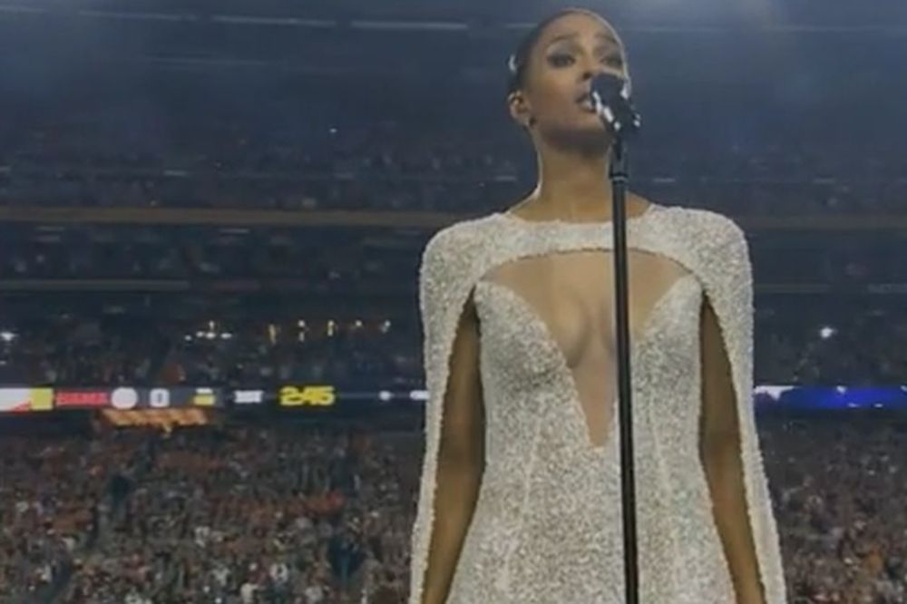 Prezgodna pevačica je svojim grudima na koledž utakmici izazvala haos na Tviteru! (VIDEO)