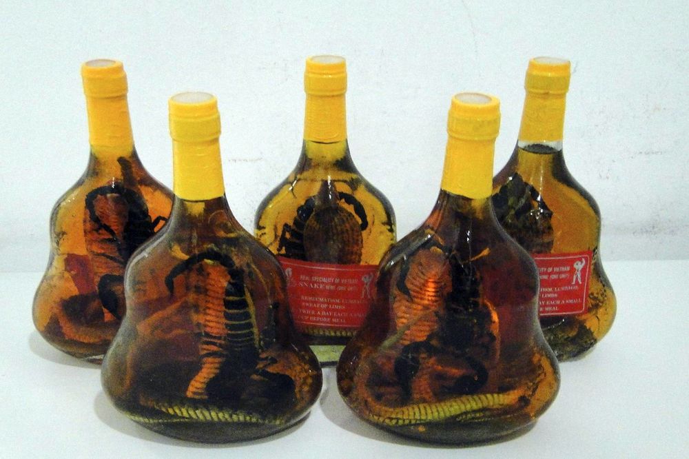 Zagrepčanka pala na beogradskom aerodromu! Švercovala afrodizijak sa zmijom i škorpijom u flaši!