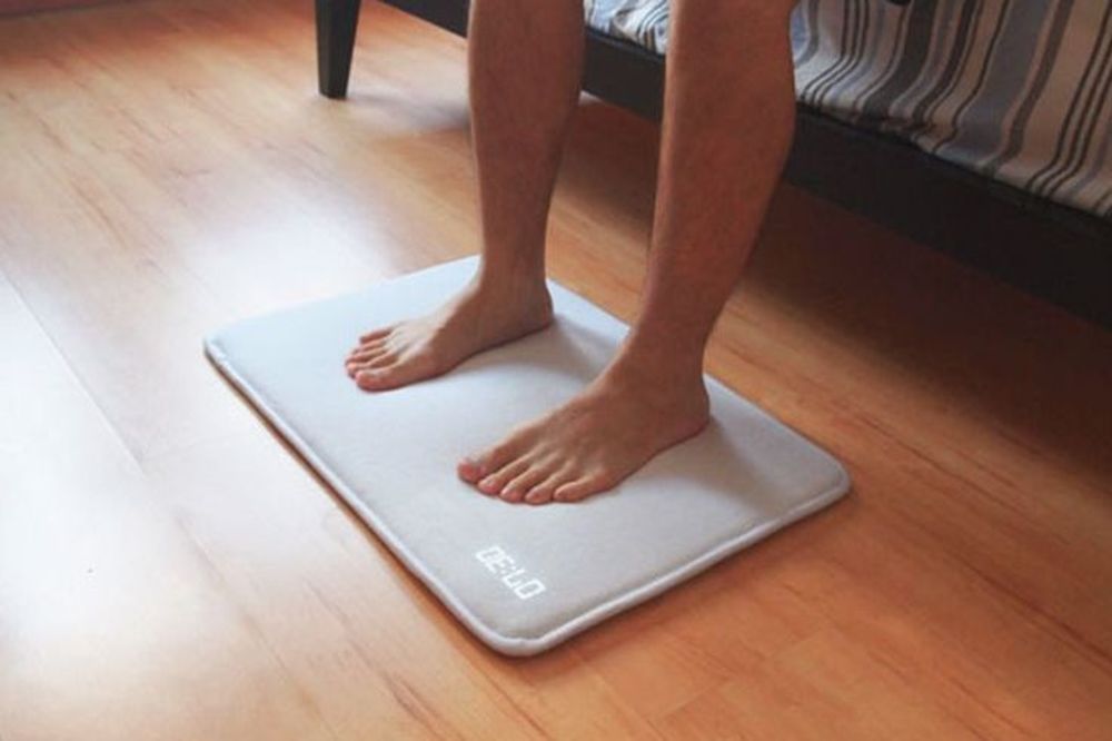 Tepih budilnik: Ne staje dok ne stanete na njega - sa obe noge! (GIF) (VIDEO)