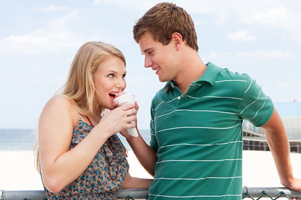 Smuvaj ga lako: Kako da vaše prijateljstvo preraste u ljubav? (GIF)