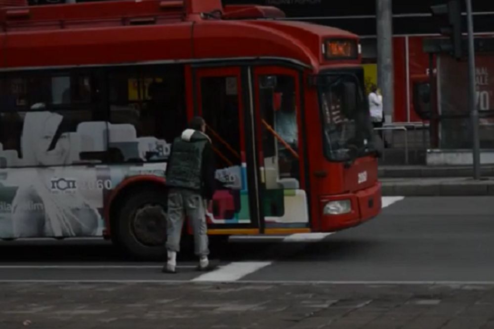 Nervozni smo kao psi: Beograđanin psovao vozača i šutirao vrata trolejbusa! (VIDEO)