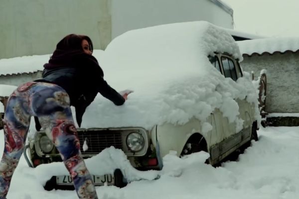 Izbacila je guzu na minus... I sve je krenulo da se topi! (VIDEO)