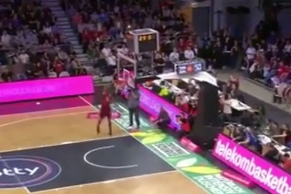 On je zakucao u svoj koš, a njegov brat je pobedio u takmičenju u zakucavanju! (VIDEO)