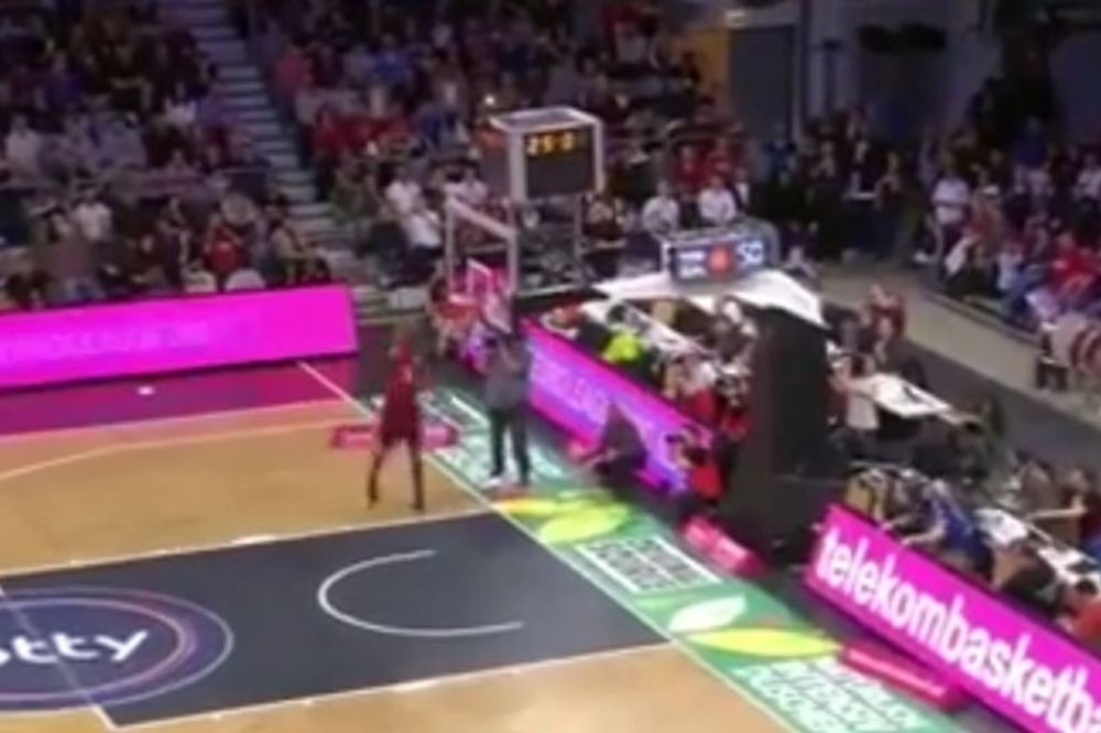 On je zakucao u svoj koš, a njegov brat je pobedio u takmičenju u zakucavanju! (VIDEO)