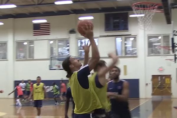 Dokazao je da može sve: Zlatan je na parketu dobar koliko i na travi! (VIDEO)