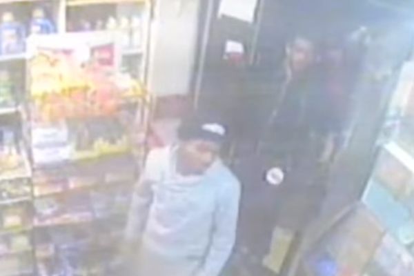 Gnusni zločin tinejdžera: Petorica silovala devojku, dok je njen otac molio za pomoć! (VIDEO)