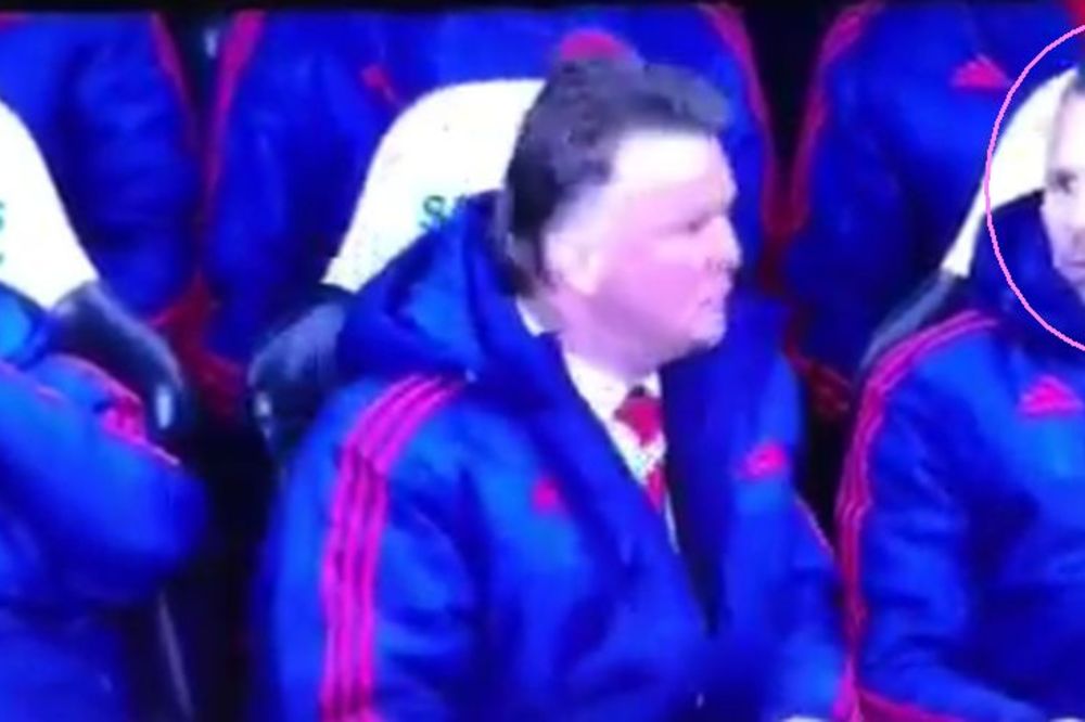 Prepade me čoveče! Rajan Gigs se prestravio kada je Van Gal počeo da besni na klupi! (VIDEO)