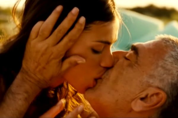 U krugu porodice: Otac mu je spavao sa devojkom, on sve otkrio preko SMS poruka! (FOTO)