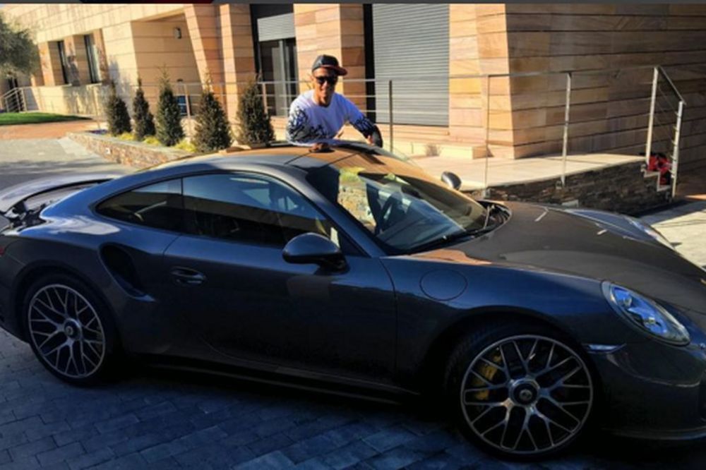 Ronaldo utapa tugu novim Poršeom od 200.000 evra koji dostiže 330 kilometara na sat! (FOTO)