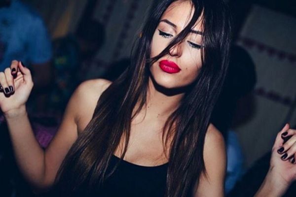 Anastasija u zanosu sa drugaricom! Kad se Cecina ćerka opusti na privatnoj žurki! (FOTO)