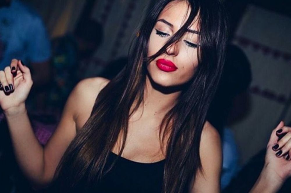 Anastasija u zanosu sa drugaricom! Kad se Cecina ćerka opusti na privatnoj žurki! (FOTO)