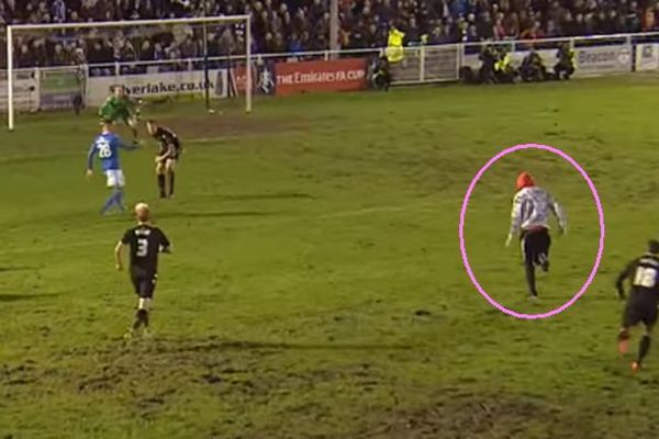 Ono kad je akcija za gol i sve ide kako treba, a onda niotkuda uleti Spajdermen! (VIDEO)