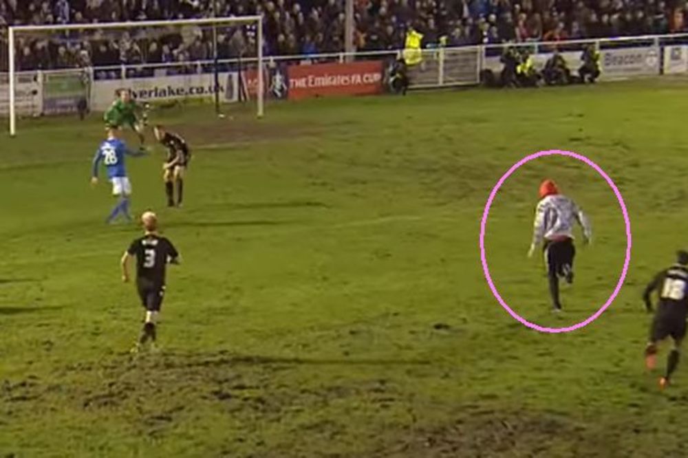 Ono kad je akcija za gol i sve ide kako treba, a onda niotkuda uleti Spajdermen! (VIDEO)