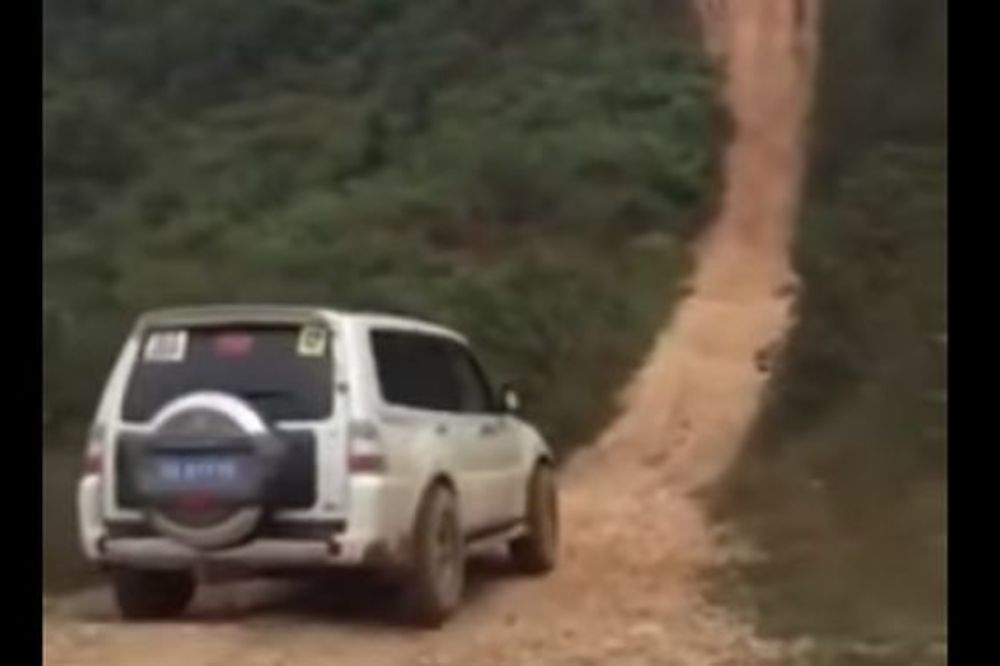 Da li biste se usudili? Ovaj džip se penje na mesta gde se peške ne može stići! (VIDEO)