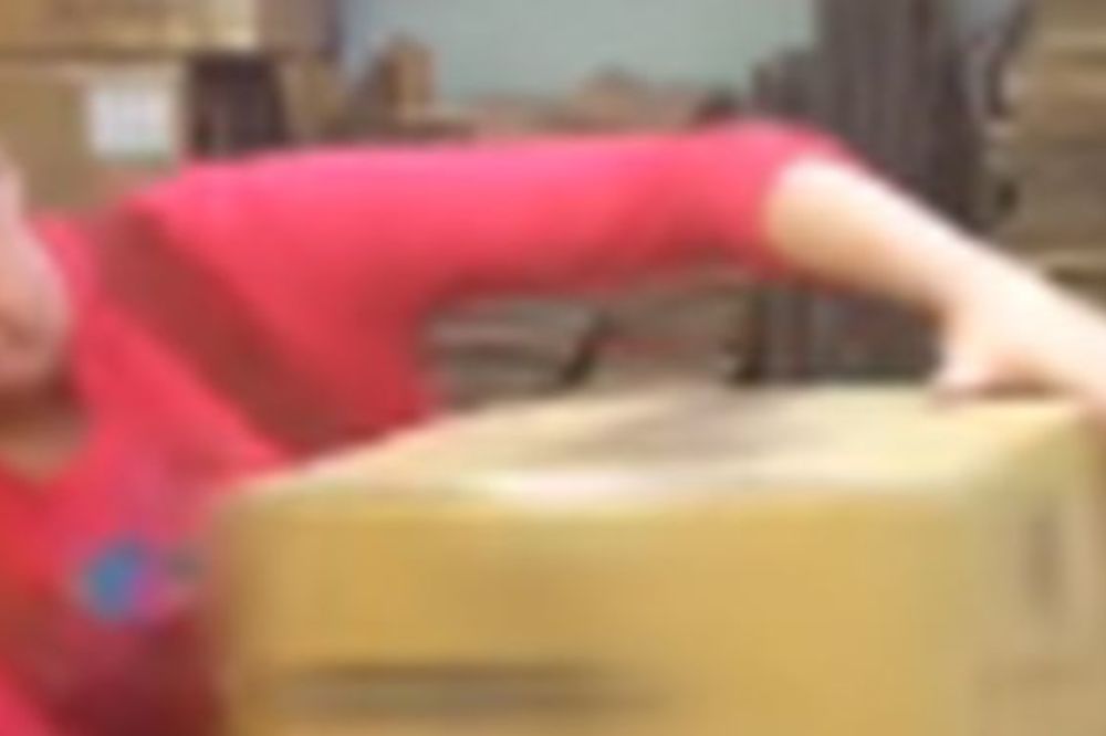 Kung-fu potezi: Niko ne pakuje kutije kao ona! (VIDEO)