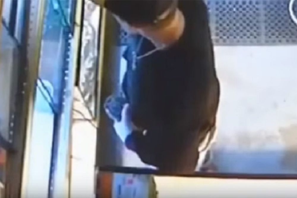 Kakva budala: Hteo da ukrade pitona, pa ga strpao u gaće! (VIDEO)