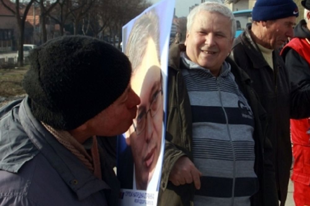 Da li je ovo realno? Nišlije ljube Vučićevu sliku, kao da je ikona! (FOTO)