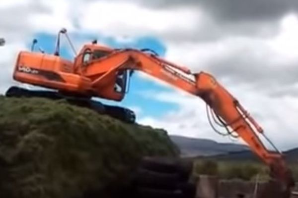 Zaslužio je medalju za hrabrost: Pogledajte kako je spustio bager težak nekoliko tona (video)