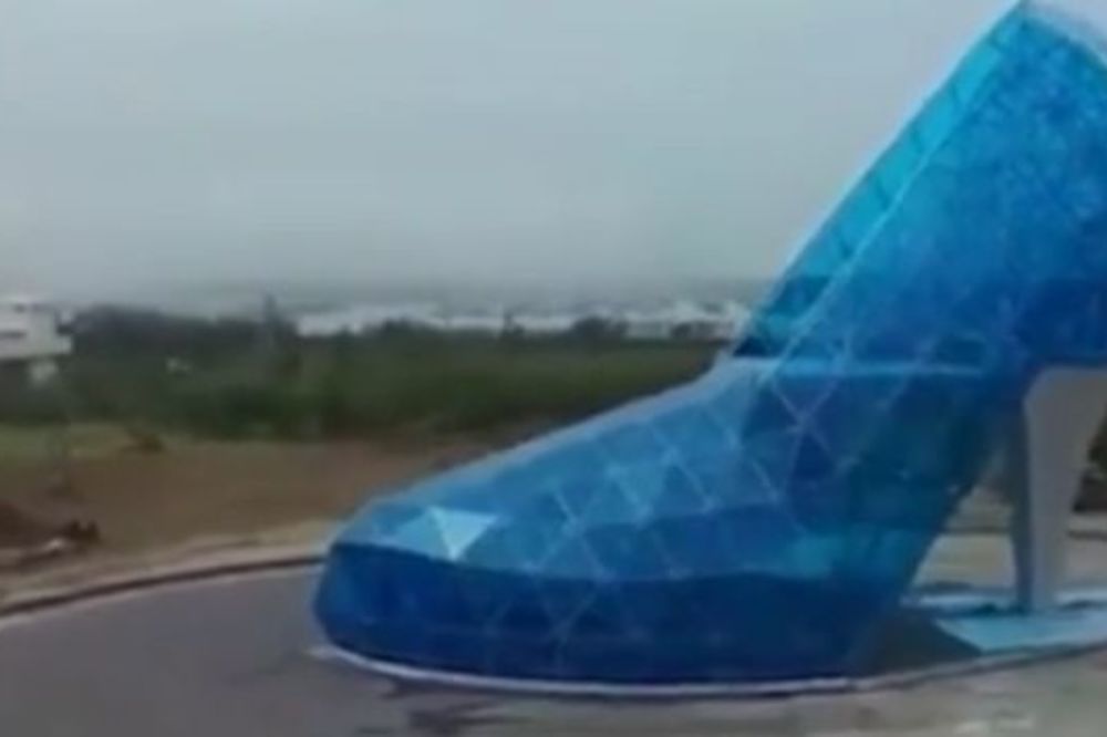 Setili se kako da privuku žene: Sagradili crkvu u obliku štikle (VIDEO)