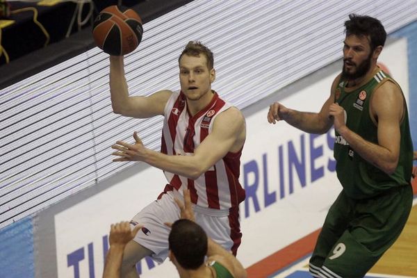 Nisu mu zaboravili trojku: Navijači PAO-a vređali Blažiča, iako više ne igra u Zvezdi! (FOTO)