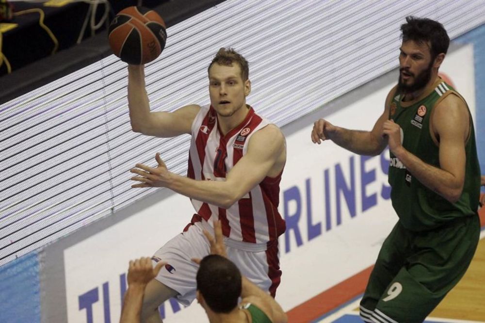 Nisu mu zaboravili trojku: Navijači PAO-a vređali Blažiča, iako više ne igra u Zvezdi! (FOTO)