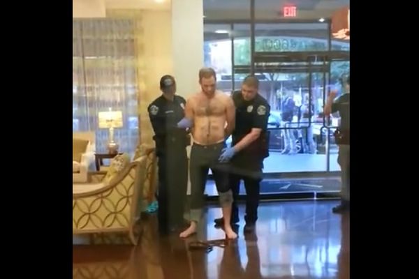 Policajac bio ubeđen da uhapšeni krije pištolj u pantalonama, kad ono - kalabaster! (VIDEO)