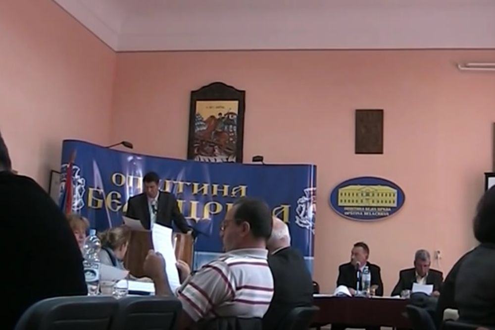 Ludnica u Beloj Crkvi! Suzavcem brane smenu predsednika i prevrću odborničke klupe! (FOTO)