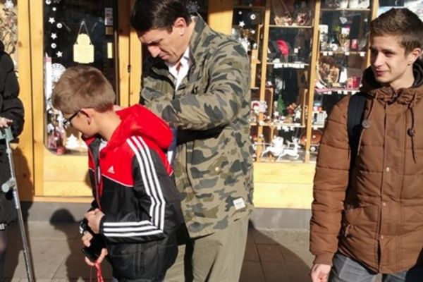 Oppa! Kristijan deci deli autograme (FOTO)