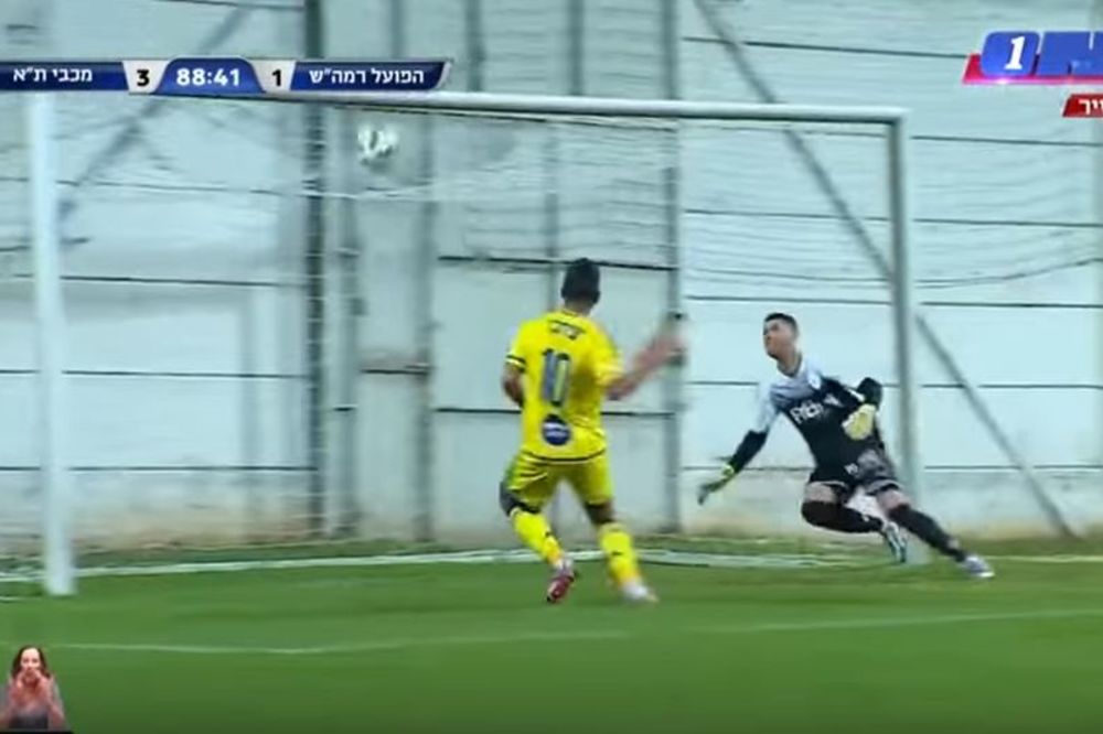 Ajde da si šutirao pored gola ili pogodio stativu, ali kako sa dva metra da šutneš u prečku?! (VIDEO)