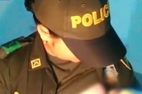 Policajka podojila napušteno novorođenče usred šume i spasla mu život! (VIDEO)