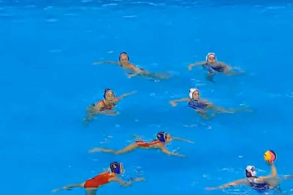 Bravo, carice: Srpska vaterpolistkinja zabila gol sa pola bazena! (VIDEO)