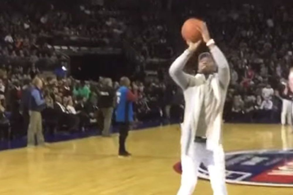 Dajte mu patike i šorc: Drogba kao od šale pogađao koš na NBA spektaklu! (VIDEO)