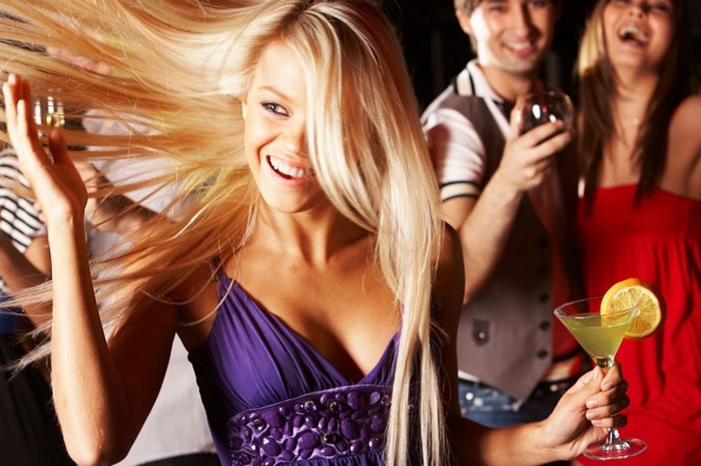 Ti bi na žurku, a njemu se spava: 6 razloga zašto muškarci u vezama ne žele da izlaze (FOTO) (GIF)