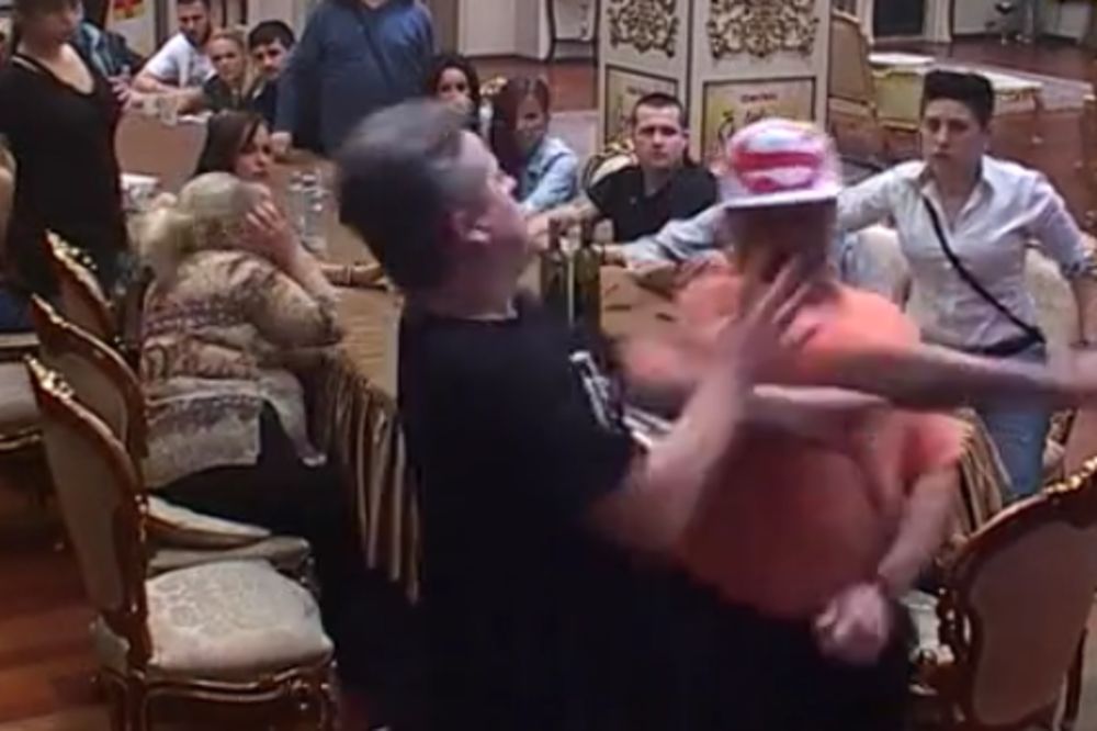 Zmaj je ponovo besan: Da li pljuje ili vatru bljuje? (VIDEO)