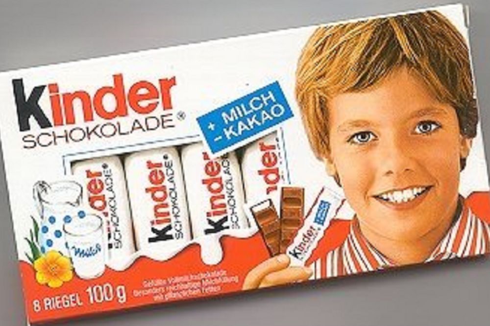 Dečaka sa Kinder čokolade zalepili za čarape!? (FOTO)